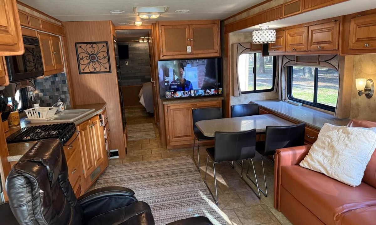 Crestview House | Luxury Motorhome in South Crestview with WiFi, AC
