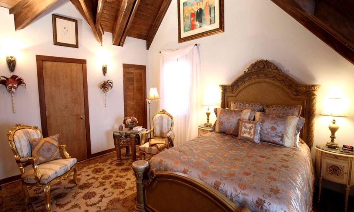 Compton Cabin | Luxury Romantic Bed and Breakfast Retreat in Northern Arkansas