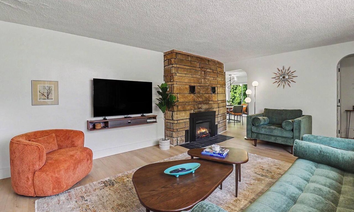 Manistee House | Mid-Century Modern Pet-Friendly Home near Beach