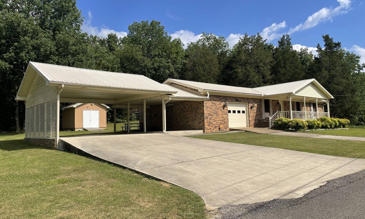 Guntersville House | Mid-Lake Covered Boat Parking w/ Power -Community Pier - City Harbour 5 min away