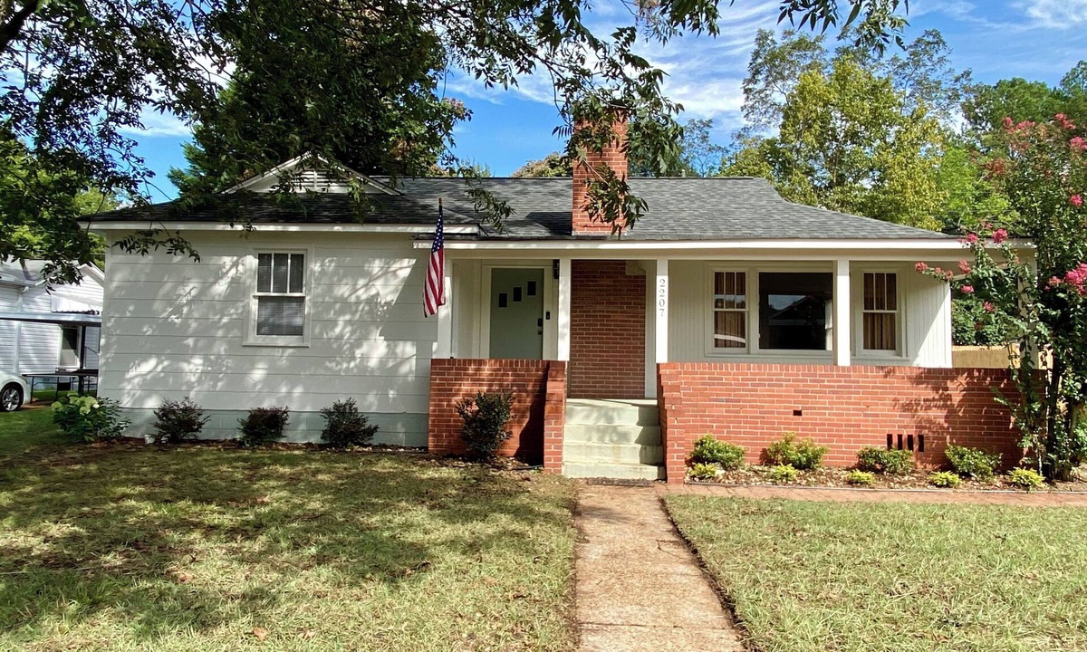 Northport House | Midcentury Bungalow with 3 Bedrooms in downtown Northport, 3 miles from campus