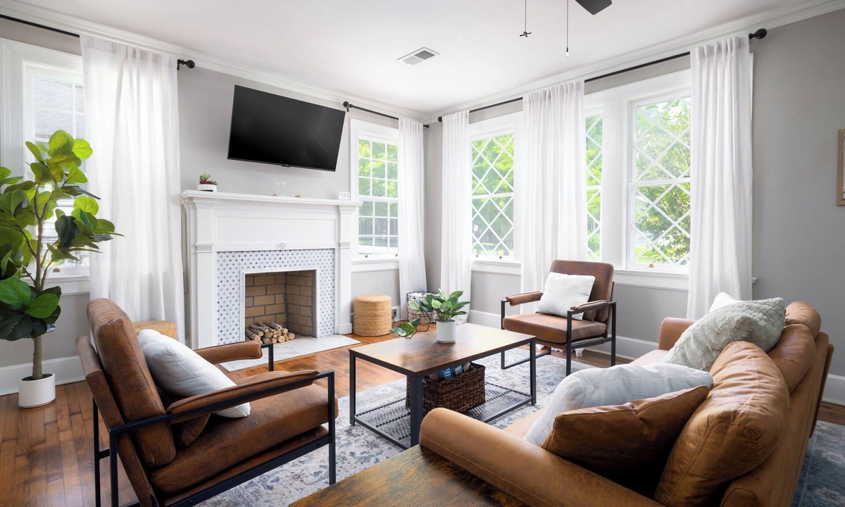 Columbus House | Midtown Brick Cottage 3BR, 2BA 15 Mins to Ft Moore