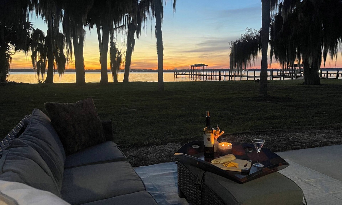 East Palatka House | Million dollar riverfront views - Large updated 2 acre retreat family getaway.