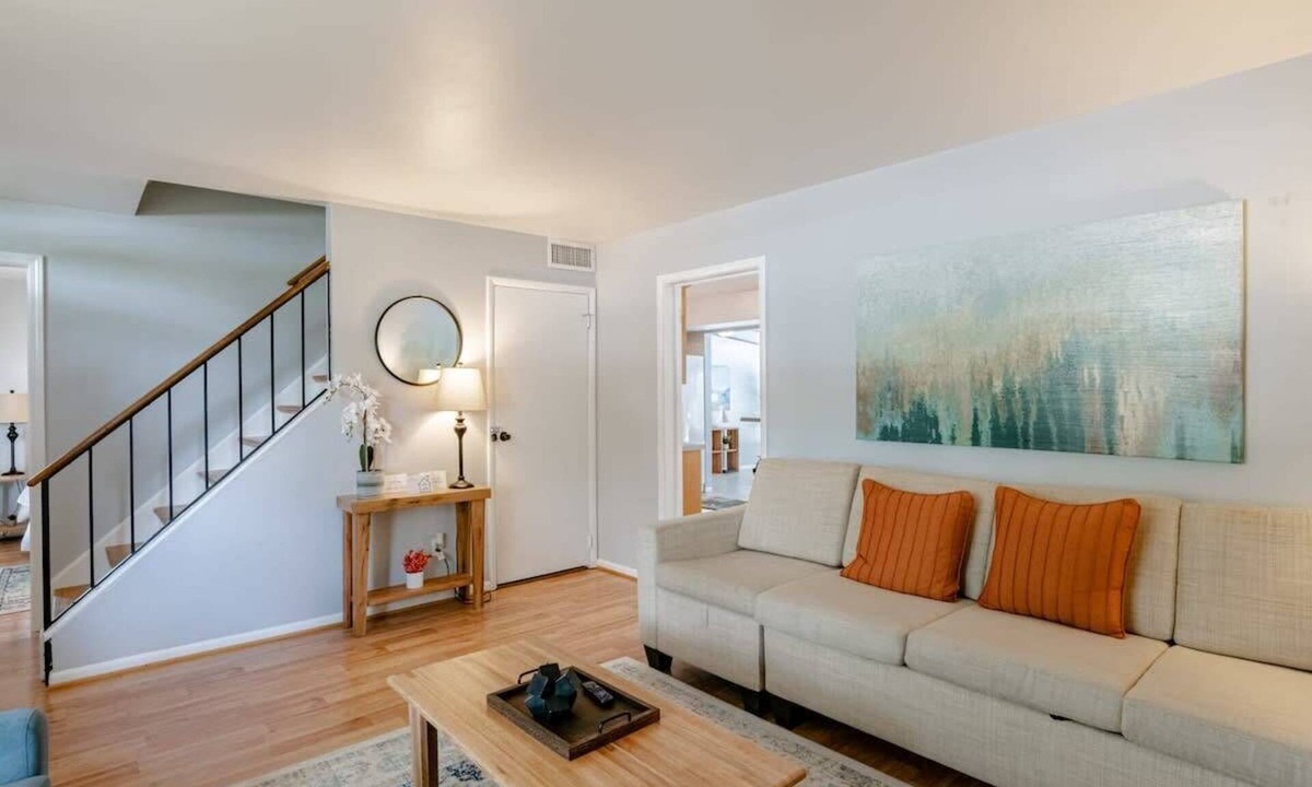 Mobile House | Mins to Dining & University