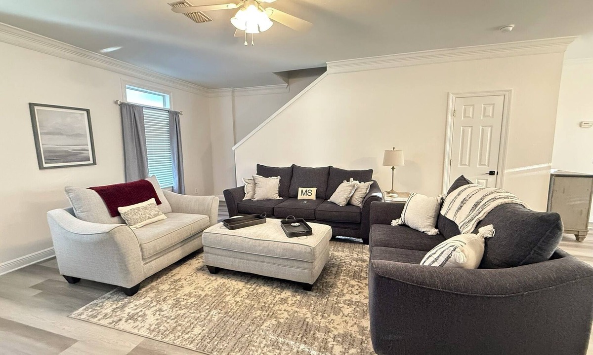 Starkville House | Minutes to MSU, Spacious 4BR 4.5BA, King Bed, Game room, Pet Friendly, Renovated