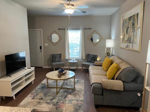 Valdosta Apartment | Modern 2BR Townhouse Near SGMC, VSU & Moody AF