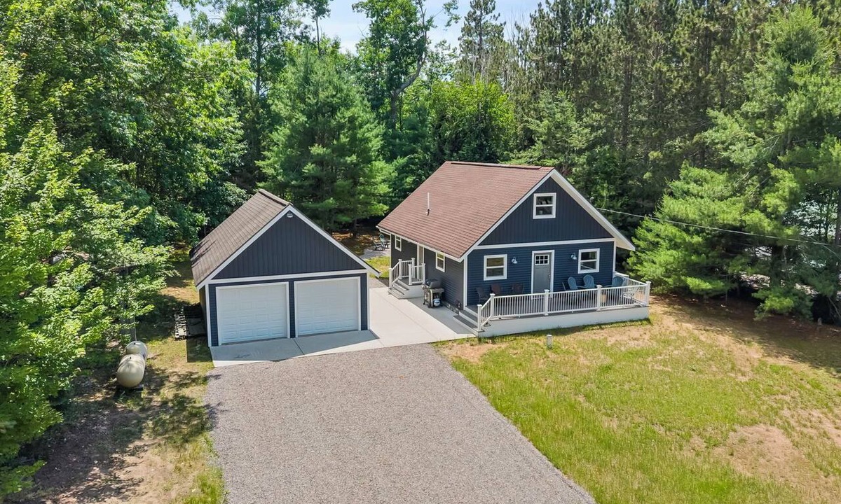 Frederic House | Modern 4BR Near Grayling | Sleeps 14 | 2 Fire Pits, Crew Room & Lake Down the Road