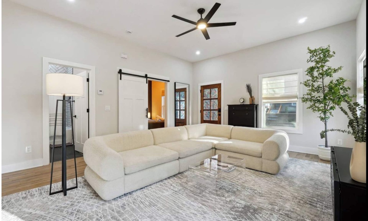 Atlanta House | Modern ATL Luxury-Sleeps 12-Free Parking-Game Room
