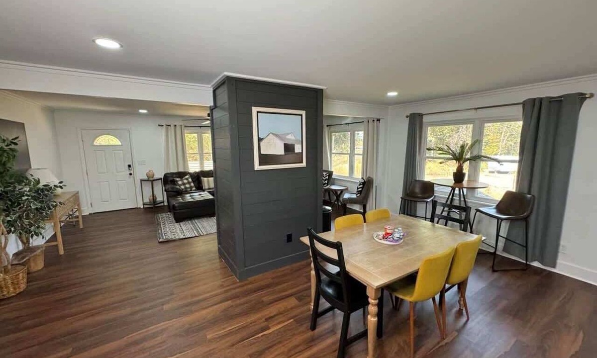 Belle Mina House | Modern Country 4BR 2 Living Rooms Fire Pit & Pickleball