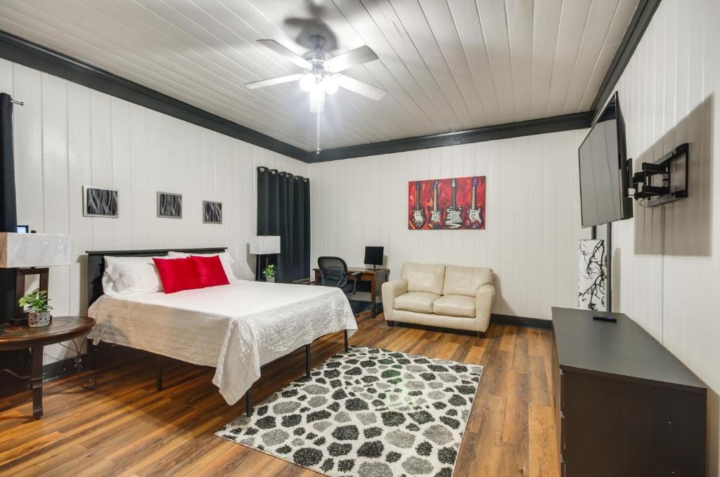 Greenwood Apartment | Modern Couple's Retreat in Greenwood!