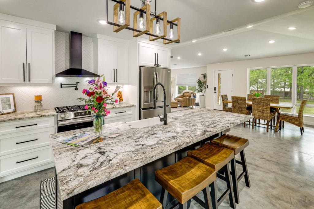 Heber Springs House | Modern-Style Home w/Patio, Near Greers Ferry Lake