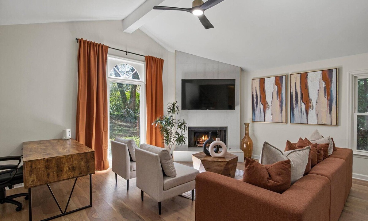 Decatur House | Modern5BR/3,5b Home with Garage & Basement. Great for Professionals or Families.