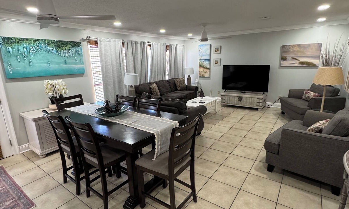 Navarre Beach Condo | Navarre Manor: Steps from the beach!