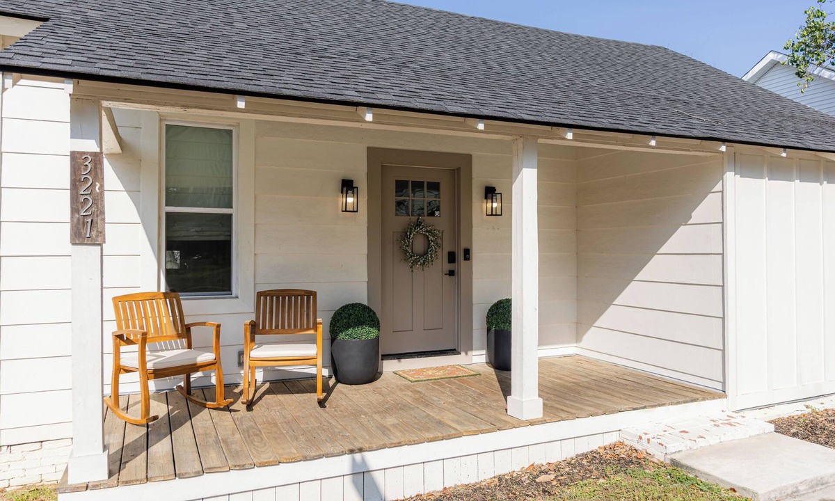 Columbus Cottage | Near Benning, Steps to Riverwalk/Bibb Mill, 2 Kings, Queen Sofa Bed, Sleeps 6