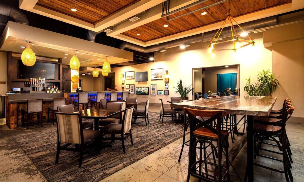 Tuscaloosa Hotel | Near Bryant-Denny Stadium + Rooftop Bar & Fitness