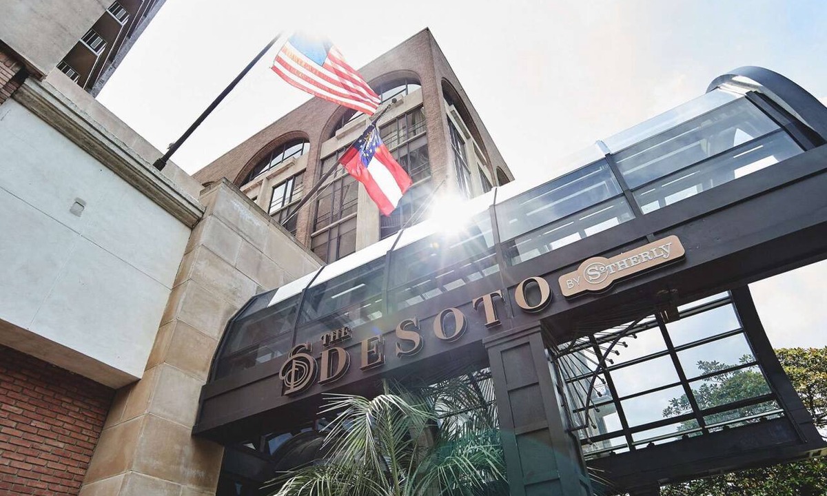 Historic Downtown Savannah Hotel | Near River Street | Rooftop Pool. Bar + Dining