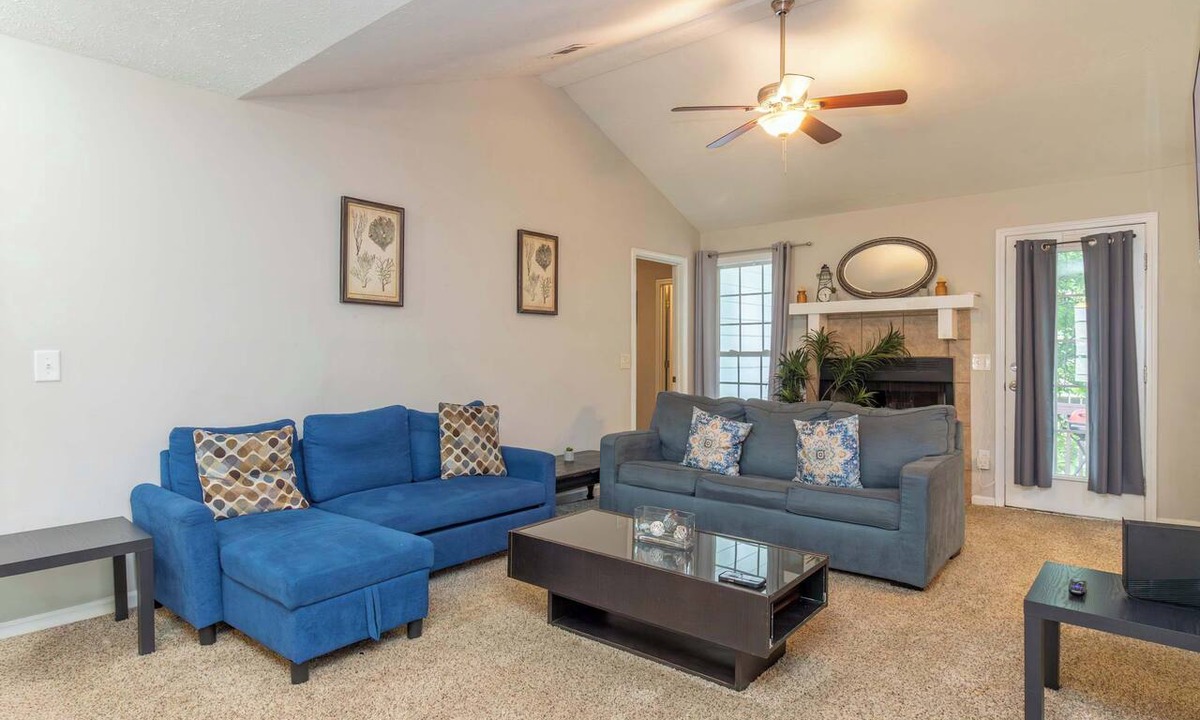 Columbus House | Near Shops, Dining & Airport- The Hilltop Bungalow