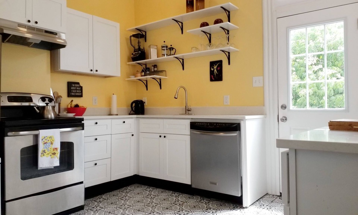 Milan Apartment | New apt in center of New Orleans! Great location for travel nurse/professionals!