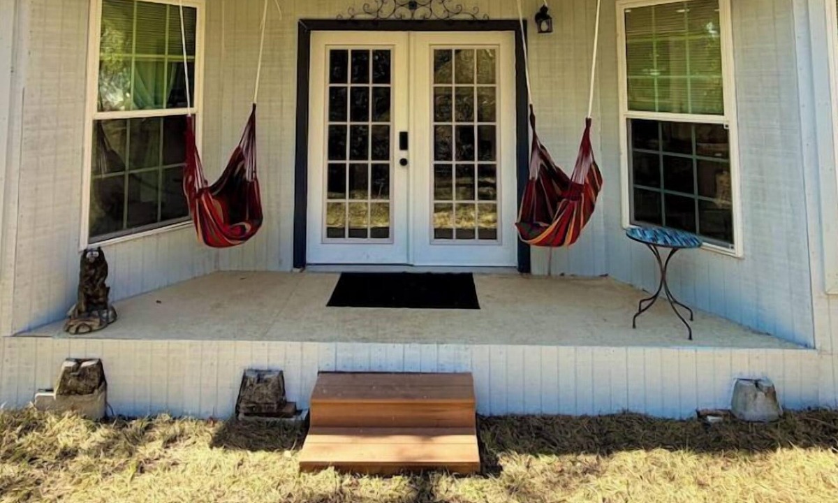 Ocklawaha House | NEW! Honey Paw Hideaway 2-bedroom house with AC in charming Ocklawaha