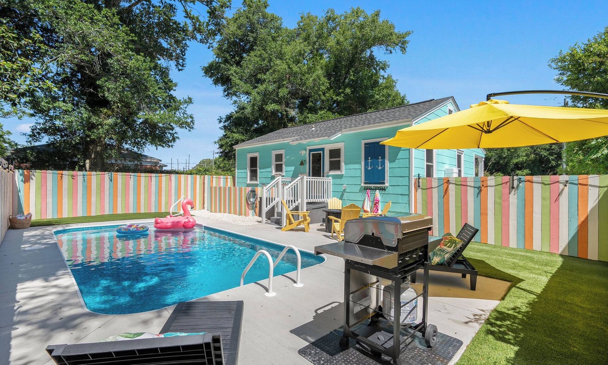 Pensacola House | * New In-ground pool * Dog Friendly! * 2 miles from NAS, 12 miles to Pensacola Beach * 2 Bedrooms- Both Queen Beds * Astro Turfed & Concrete Yard * Washer & Dryer * Fire Pit * Smart TVs in Living Room & Primary Bedroom * Outd