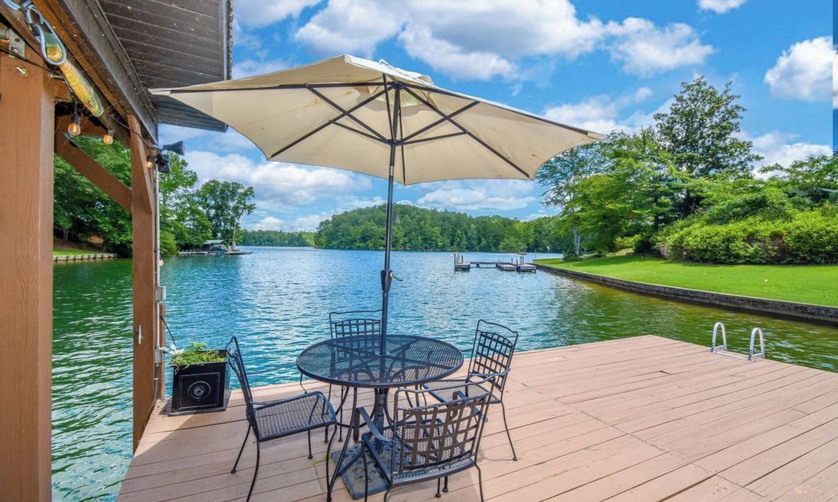 Alexander City House | NEW LAKEHOUSE w/247 ft of waterfront, w/MIL suite, boat launch, sleeps 17!
