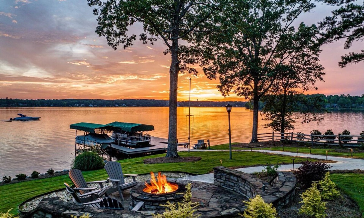 Eatonton House | NEW Luxury Lakefront Home with Swim Dock, Hot Tub and Pontoon Rental