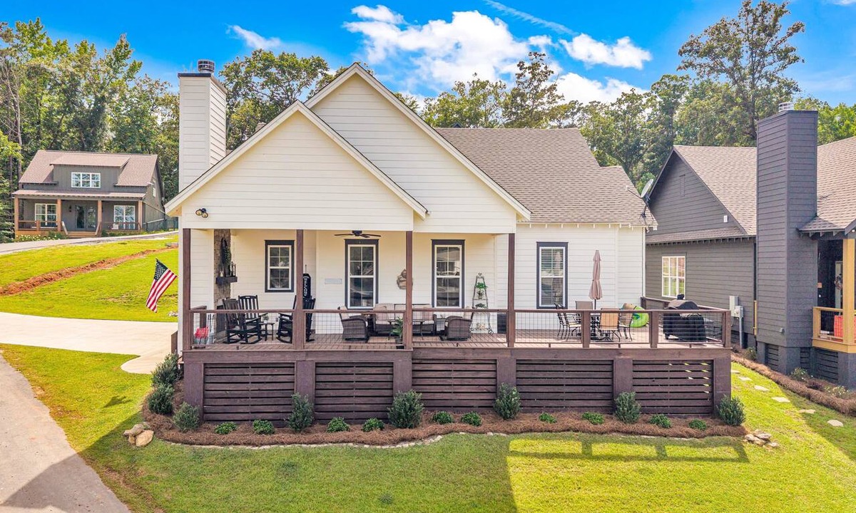 Tallassee Cabin | New! Wheelchair accessible 3BR/2BA cabin in Kowaliga Bay! Sleeps 10!