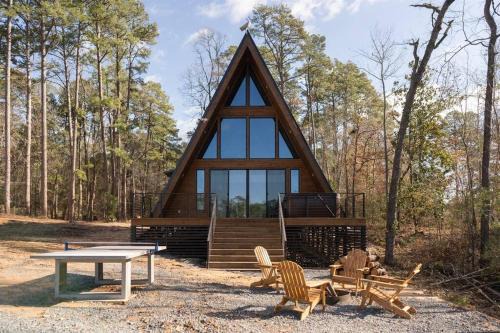 Negreet Apartment | Newly Built, Mid-Lakeside A-Frame with Hot Tub and Steam Shower