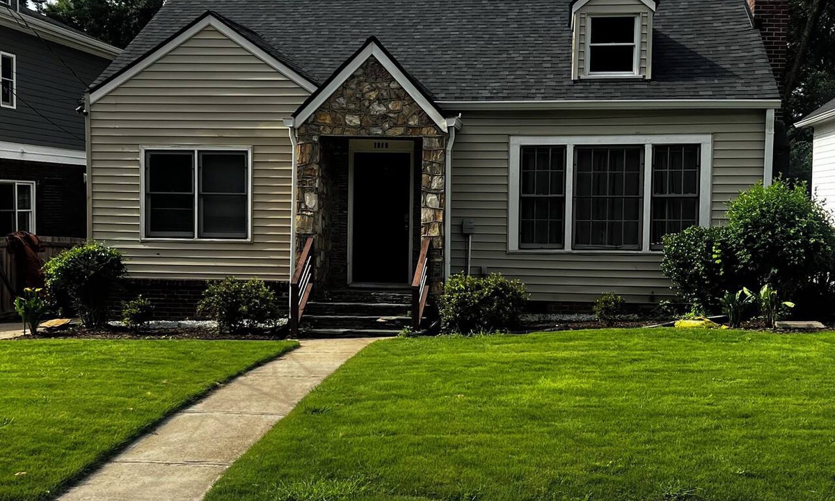 Westview House | NEWLY remodeled 3 bedroom house in Westview Atlanta; 2.5 mi. from Stadium!
