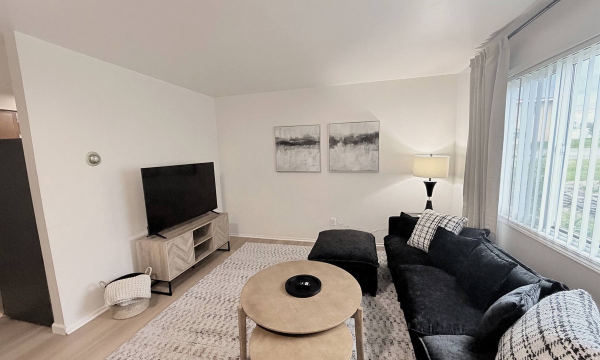 Lansing Apartment | Newly Remodeled Unit 8 + Modern + 1 Bed/1 Bath Near Airport