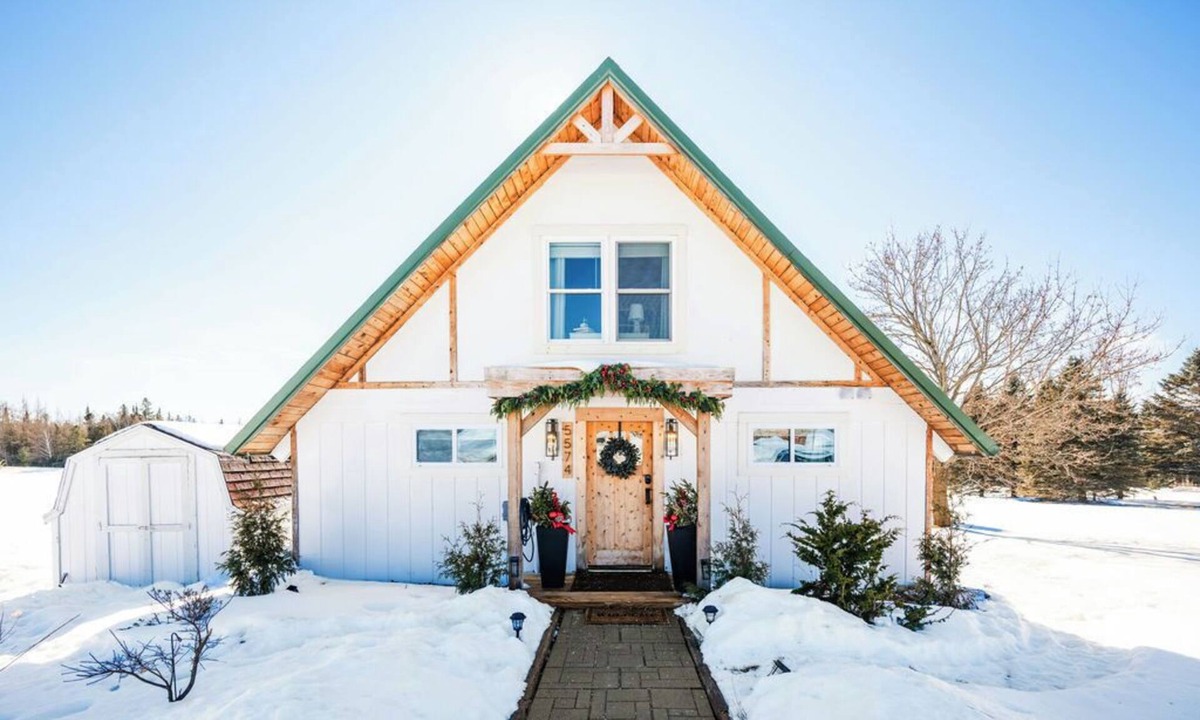 Boyne Falls House | Newly renovated! 5 mins to beach-Hot Tub-Fire Pit-Family & Dog friendly