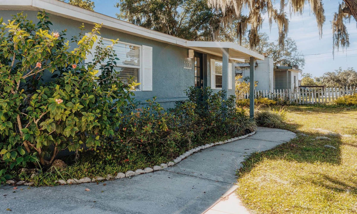 Mount Dora House | Newly renovated, spotless private bungalow with 2 BR near Downtown Mount Dora