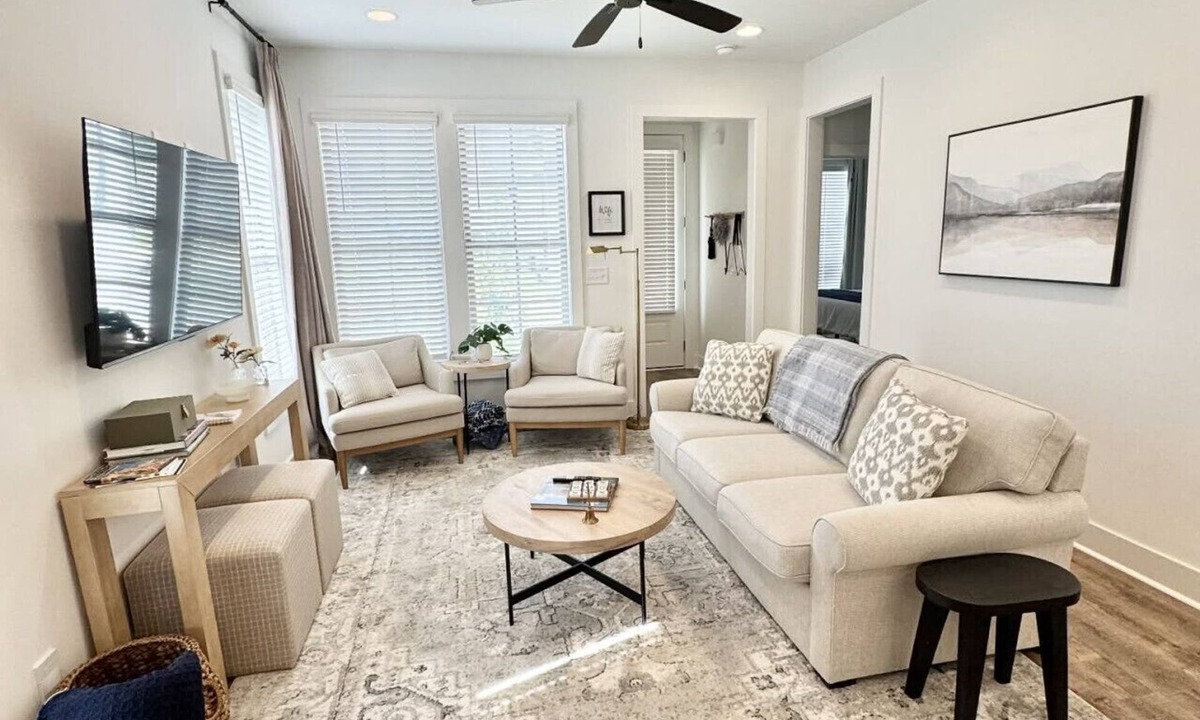 Auburn Villa | North Plains 6- Minutes from Toomers and 280, 2 king bed end unit