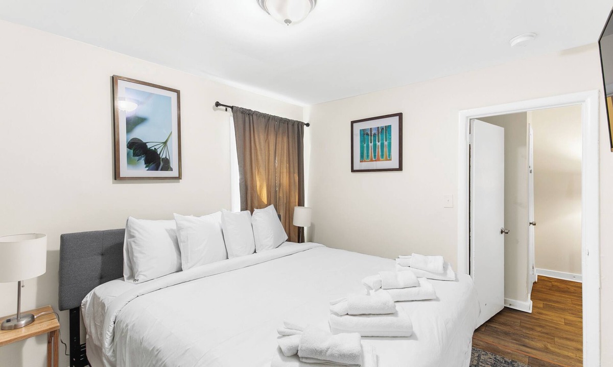 Norwood Condo | Norwood Seven Flat No. 1 - King Bed/WiFi/Cozy