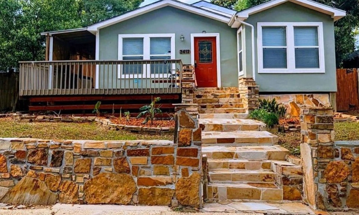 Gulfport House | Ocean Breeze Hideout 3 bedroom/2bath/5 beds
