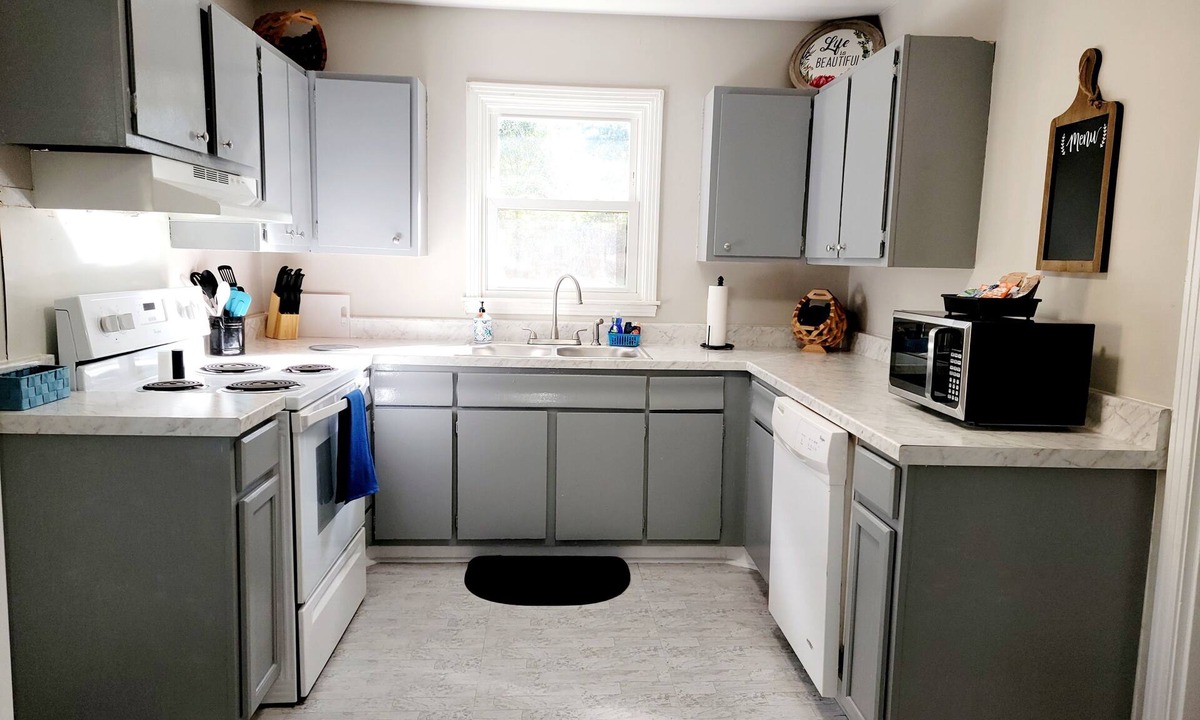 Mobile House | ❤️ of Mobile, Al. Close 2 everything. Large fenced bkyd! Comfy & inviting.
