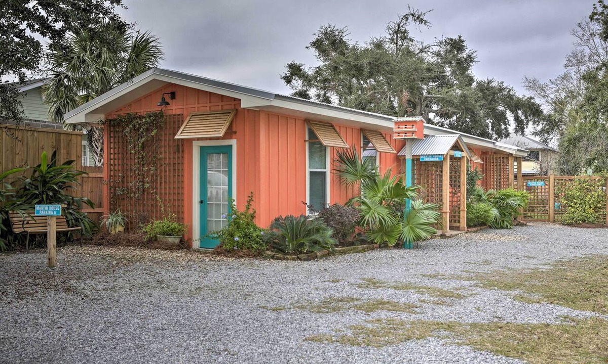 Old Town Apartment | Old Town Getaway, Walk to Shopping, Dining & Bay!