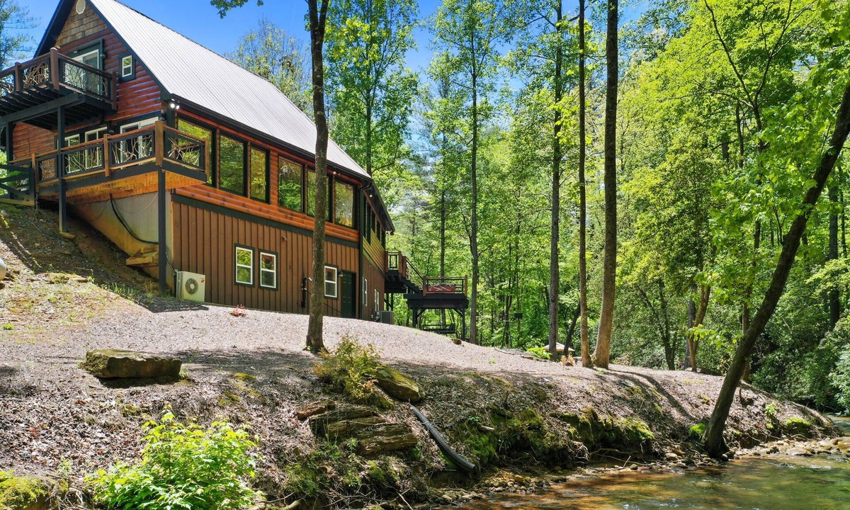 Ellijay Cabin | ✨ON THE CREEK!✨ Luxury Creek Front Cabin - Private - Hot Tub- Pool Table - Wi-Fi
