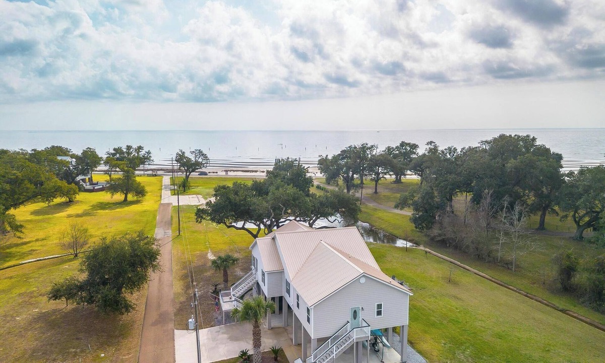 Waveland House | Only 200 yards from Beach, View the Beach, Pond & Oaks trees from porch!