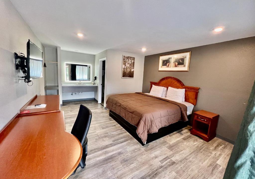 Ozark Hotel | Ozark Inn & Suites