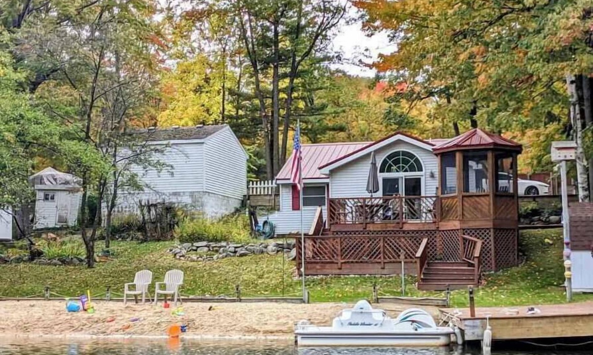 Harrison Cottage | Payne's Lakeside Cottage with Private Beach