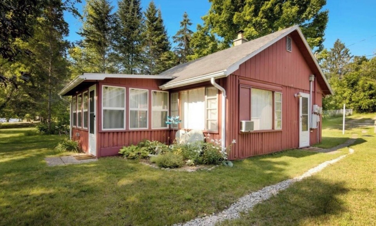 Central Lake Cabin | Peaceful Waterfront Cabin