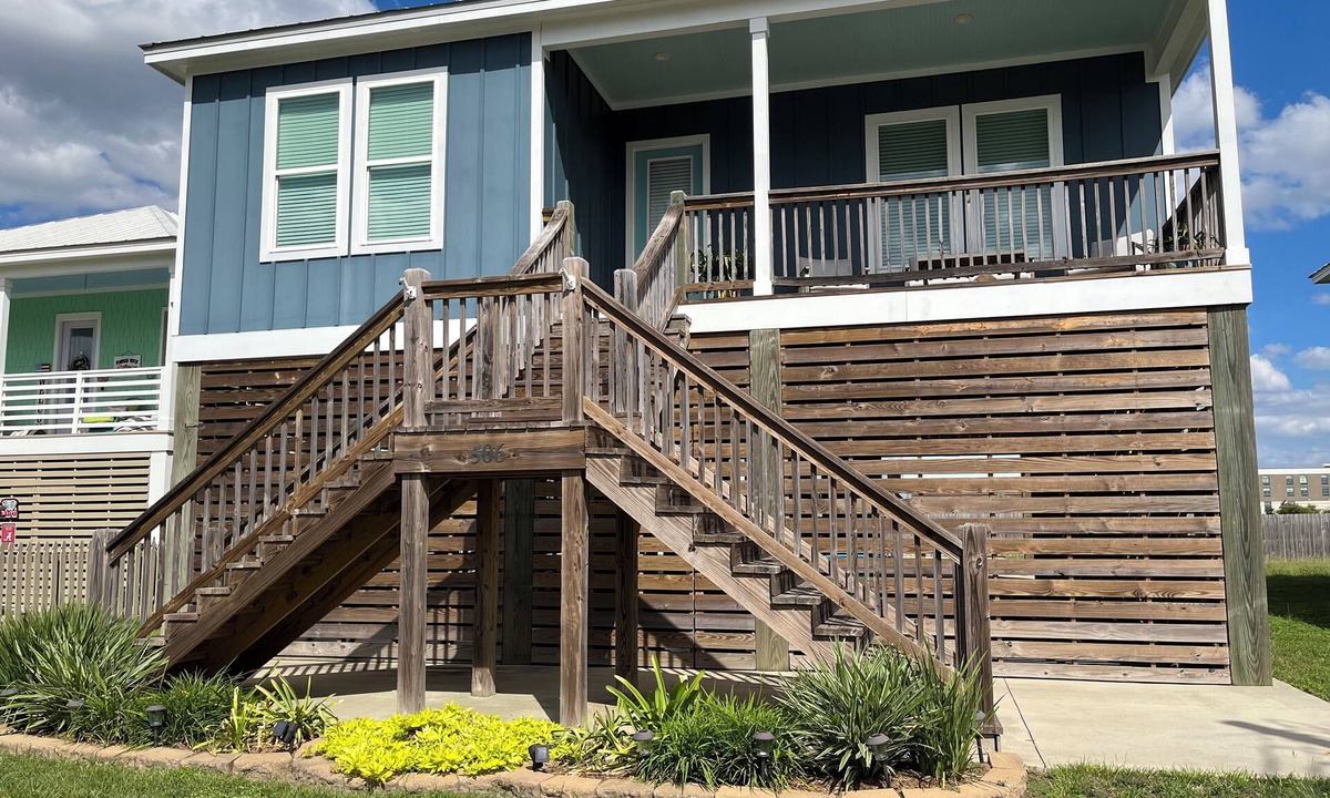 Gulfport House | Pelican Pointe - 3 Bedroom 2 Bath Beach House in Gulfport, MS