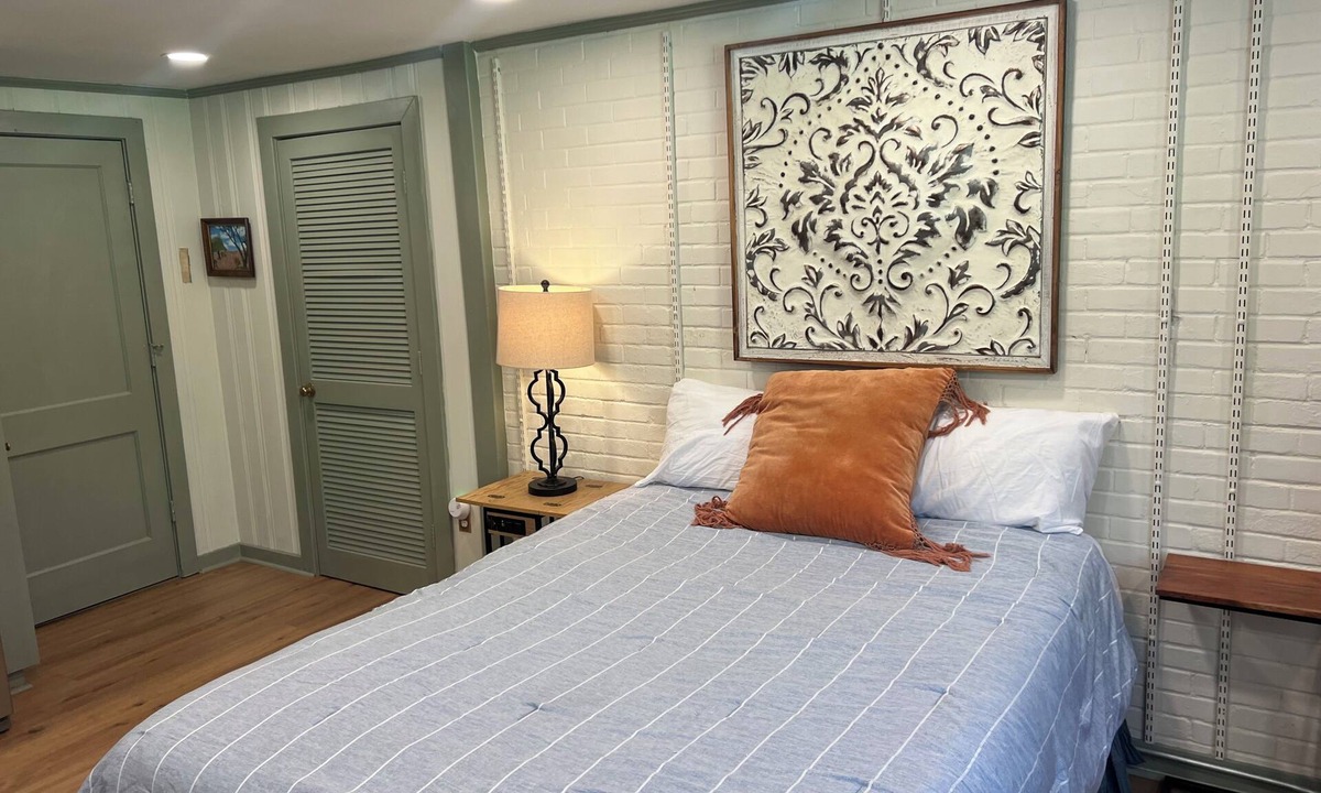 Vicksburg Apartment | Perfect 1-bedroom studio on Fort Hill in the National Military Park.