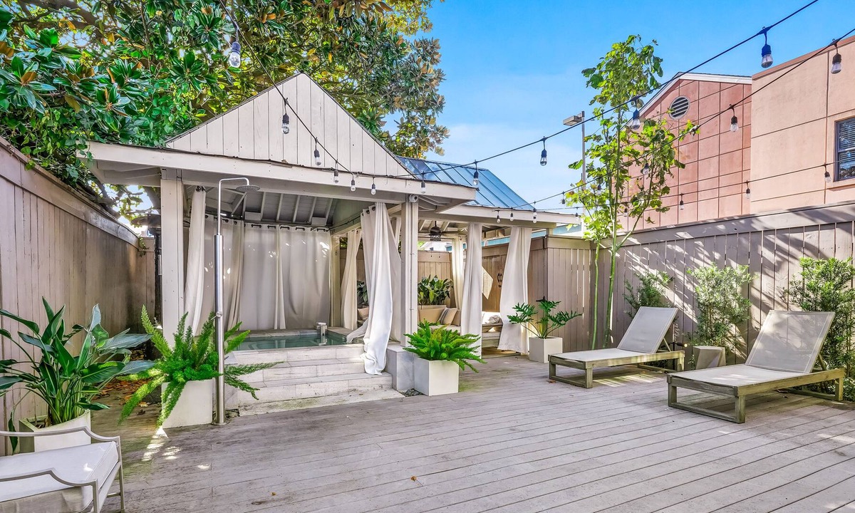 Irish Channel Apartment | Perfect Escape in Downtown W/ Shared Hot Tub, Steam Rooms, Sun Deck & Fast WiFi!