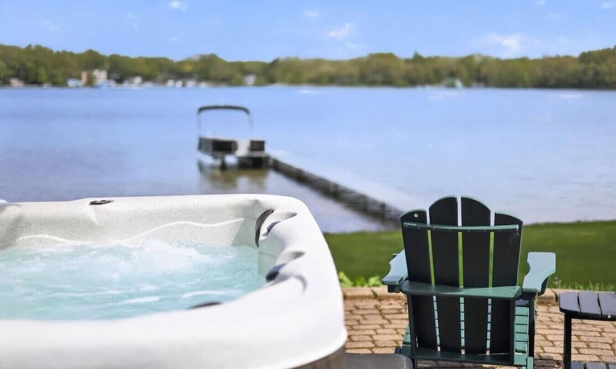 Fremont House | Perfect Storm: Hot Tub, Sleeps 10, Sandy Beach