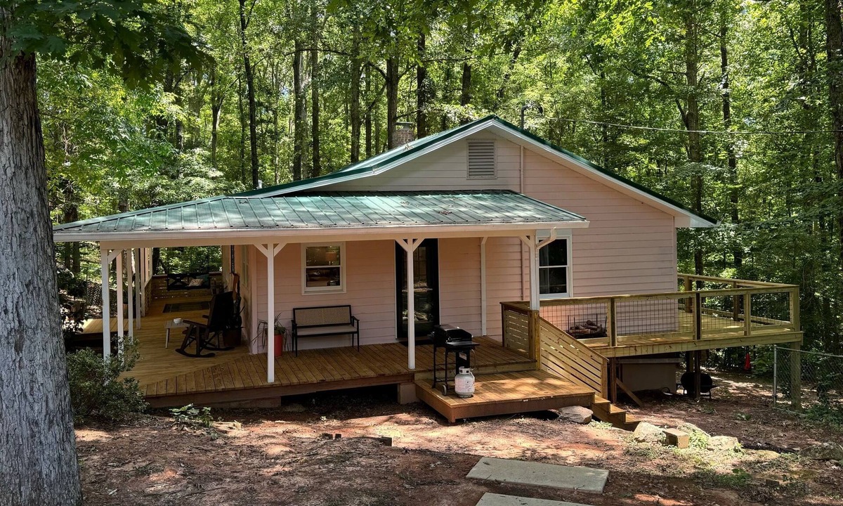 Shiloh Cabin | Perfectly Pink & Cozy 2-bedroom cabin in charming Waverly Hall