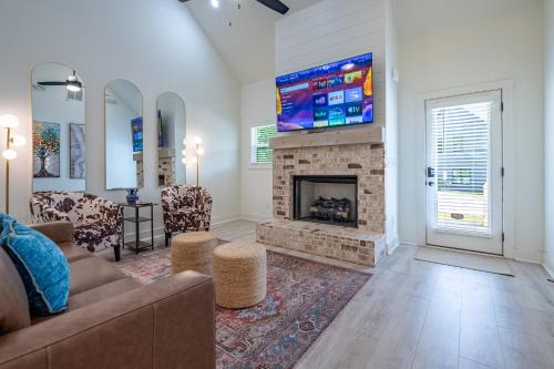 Emerson House | Pet-Friendly 4BR 5 Min to LakePoint with TV Room