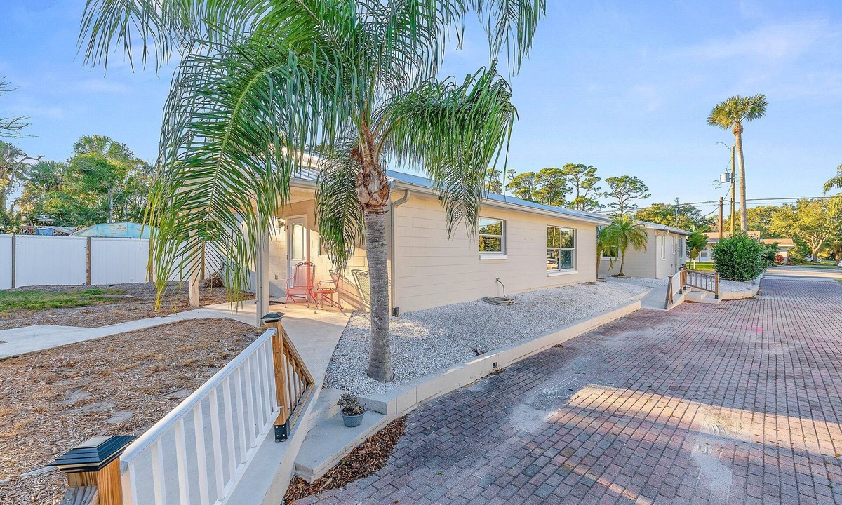 Port Orange House | Pet-Friendly 5BR Retreat w/2 Kitchens + Sleeps 13