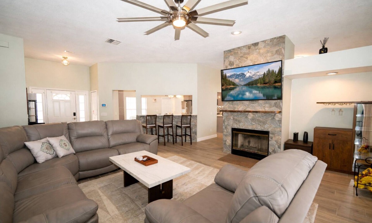 Deltona Lakes House | Pet-Friendly Luxury Retreat with Game Room and Fire Pit!